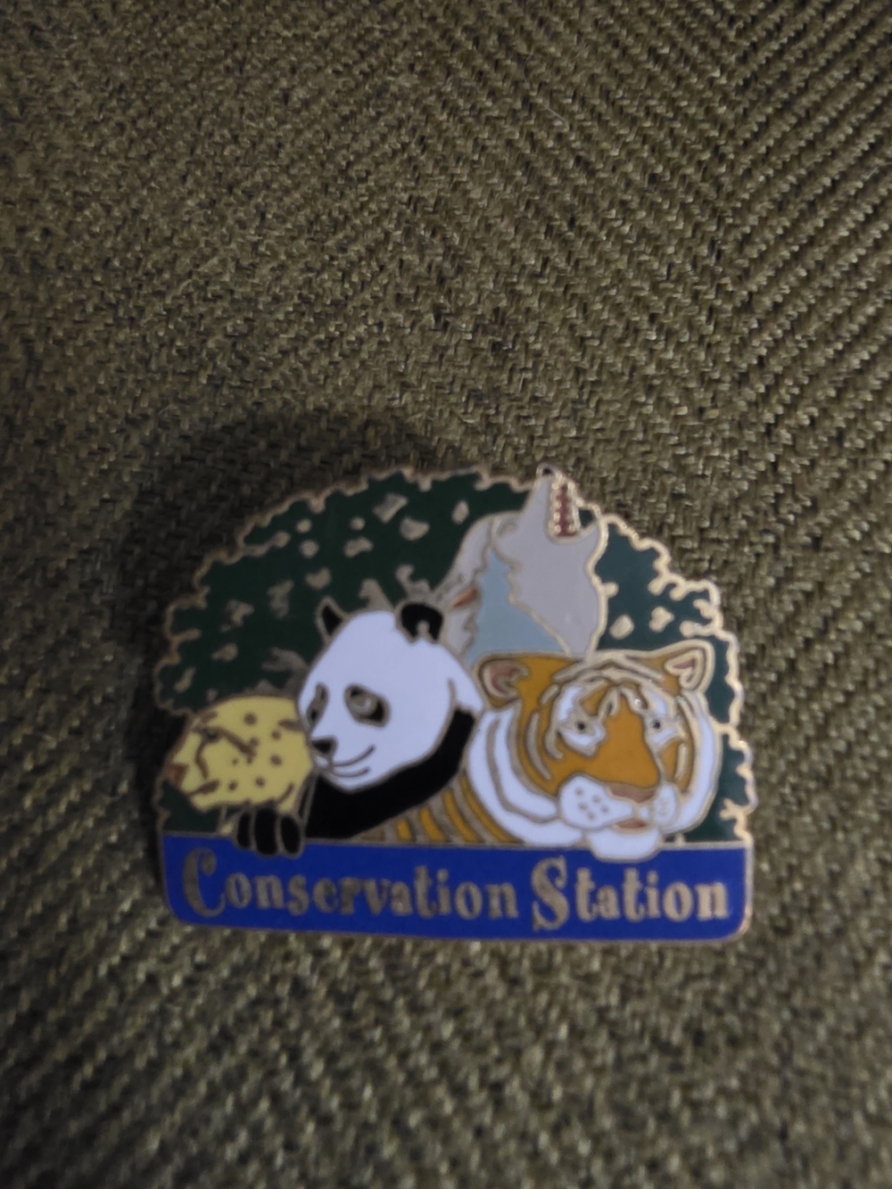 Conservation Station Animal Enamel Disney Trading Pin - Green, White, Orange